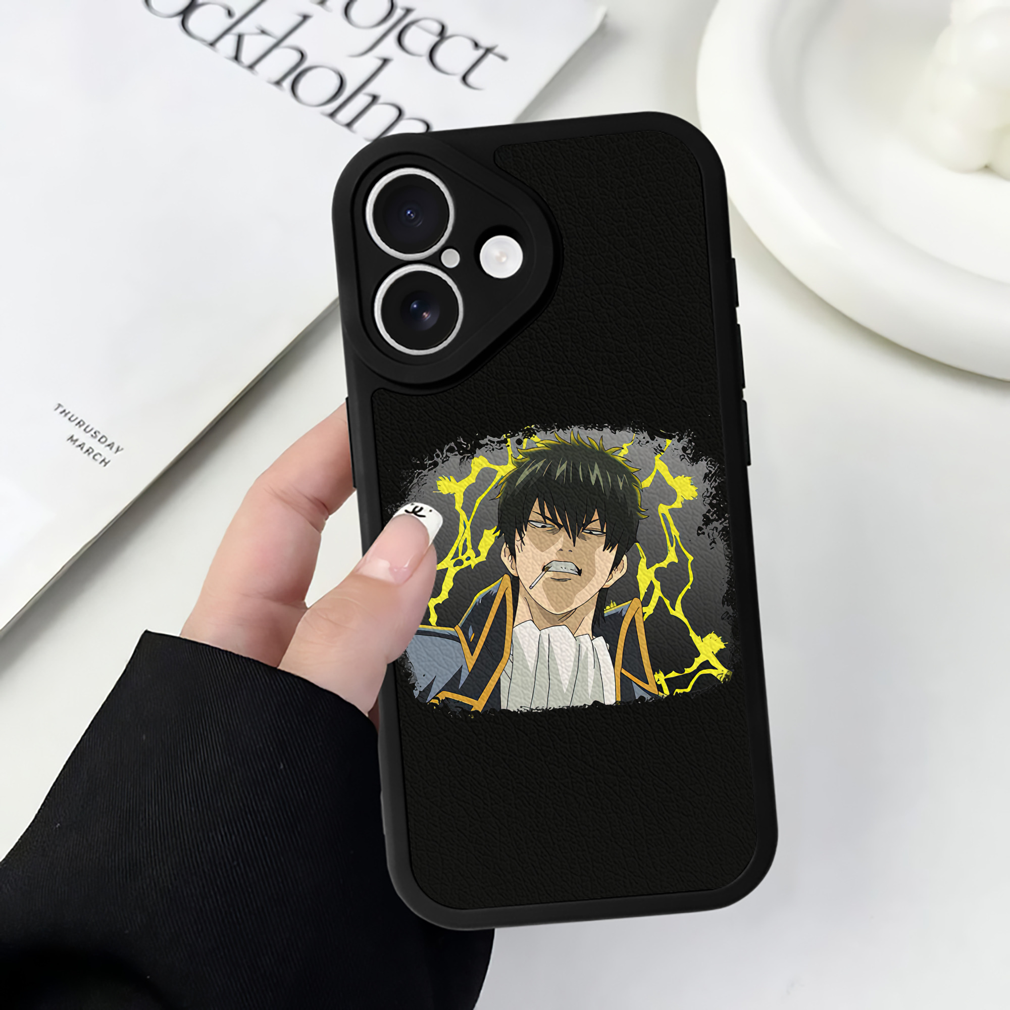 （画像用） ぎんたま 坂田銀時（さかたぎんとき） 神楽 志村新八（しむら しんぱち） GINTAMA Sakata Gintoki Kagura Shimura Shinpachi 【iPhone 16シリーズ対応】シリコンスマホケース（レザー調） 材質：シリコン